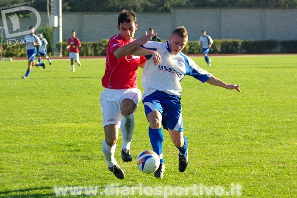 Capoterra-Barisardo 0-1, Marco Spanu contrasta Mario Todde